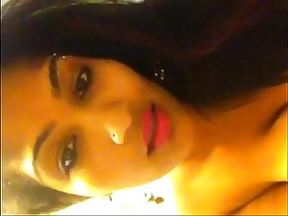 Desi girl fingering and moaning loudly